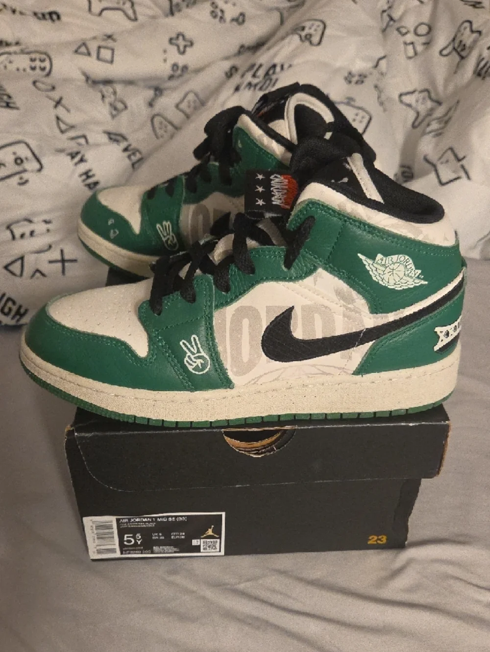 Jordan bold overbranded white